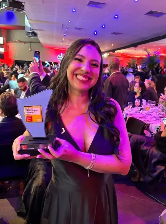 Gaby com o troféu GPTW Rio de Janeiro